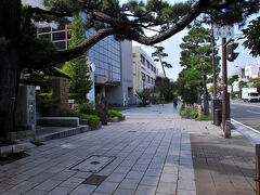 時間は８時半過ぎ。
まずは、駅前の大功寺へ。
この寺の門前辺りには、今はＪＲ鎌倉駅に寄り添っている江ノ電の終点があった。
その当時の痕跡は全く残っていないようだが。