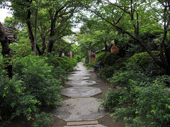 元来た道を戻り、次に訪れたのは宝戒寺。
夏休み中の日曜日だというのに、人影が無い。
すぐ前の道には、鶴岡八幡宮などへ向かう人の波があるというのに。