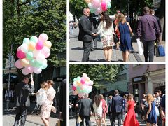 風船の明るい色や華やかな一団に、道行く人が皆惹きつけられる（＠＾▽＾＠） 結婚式へお出かけかな？