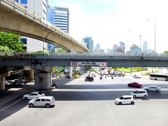 バスを降りて、モーチット駅からシーロム駅へMRT（地下鉄）で移動。
このあたりには日タイ友好の印があります。嬉しいですね。

シーロム駅で降りて、BTSのサラデーン駅へ歩きサバーンタクシン駅を目指します。MRTとBTSでそれぞれ切符を買わないといけないのが面倒です。 

都営地下鉄と東京メトロみたいなものですね。それが観光客の満足度を下げていることにも気づきました。