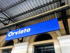 4つ目、目的地のオルヴィエート（Orvieto）駅に到着！

ちなみにここも視力検査ではなかった・・・（何の期待・・・笑）

ティブルティーナ駅から1時間15分ほど。
少し遅れたものの、イタリアにしては珍しくほぼ時刻通りでした（失礼）
