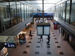  デュッセルドルフ空港 (DUS)到着は16：00ですが、日本と７時間の時差があるので日本時間の23：00です。空港到着後の第一印象が「暑い、なんか蒸し暑い」昨年同時期のフランス旅行がかなり涼しかったので涼しいヨーロッパをイメージしていたのですが。今年はヨーロッパも異常気象で各地で最高気温を更新しているようです。