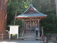 さざえ堂の下には、厳島神社があります。