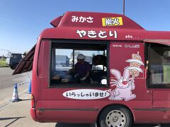 三笠といえば、くいしんぼうの焼鳥が有名らしい
道の駅三笠で露店を開いている
車には２０人ほどの行列、１人で２０本くらい買っていく人もいるほどの人気店
炎天下に３０分弱並んでやっと焼鳥を獲得する