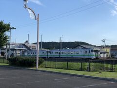 三笠からは道道３０号で栗山町を経由し、国道２３４号でJR室蘭本線沿いを南下する
休憩のために由仁駅前で休憩
駅前では、道路上でおとな監修のもと子ども達が何かの競技をしている
さすが北海道という光景である