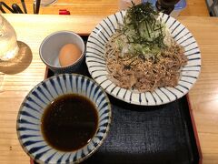 苫小牧の夕食は、焼肉と迷ったが、蕎麦屋の評判が良いようなので、来てみた「香るつけ蕎麦・蕎麦花」という店
付け蕎麦を注文したが、虎ノ門の湊屋的な美味しい味
こちらはタレがもっと濃かったり、麺の硬さがそこまでではなかったりと違いはあったが、ゆっくり食べられるのは良かったし、これはこれで美味しかった