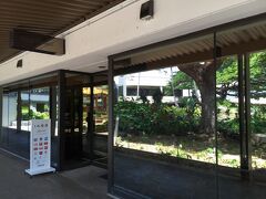 ハワイ ダニエル・K・イノウエ国際空港 ターミナル2 1F ガーデンコート
『IASS HAWAII LOUNGE』

クレジットカード会社ラウンジ『アイエーエスエス・ハワイラウンジ』
の写真。

＜営業時間＞
7:30～18:00（但し、13:30～14:00はクローズです。）

＜座席数＞
60席

http://www.iass.co.jp/lounge/hawaii.html