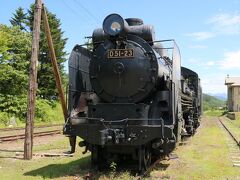 振内鉄道記念館がすぐ近くにあったので寄ってみる
このSLの客車は、ライダーハウスとして利用されているようだ
記念館があるが、６００円の入場料に、わざわざ振内支所に行かないといけないようなので見学は控えておいた
ちなみに、旧駅舎には社会福祉協議会の看板が掲げられ、廃駅が福祉施設に変わっていく、何か地方の縮図を見せられているような気分になった
広場では、幌尻まつりの準備が進められていた