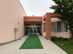 様似から南下し、とうとうえりも町にやってくる
えりも町は、市役所や学校などが要塞のようでとにかく巨大で立派だった
最果ての街の博物館に行くのが基本的に好きなので、えりも郷土資料館に寄ってみる
想定していなかった来客に管理人の人は驚いているようだったが、電気を付けてくれ、ゆっくり見て行くようにと快くしてくれた