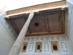 タシュ・ハウリ宮殿です。タシュ・ハウリとは「石の庭」と言う意味です
東門の近くにクフナ・アルクに匹敵する物としてアラクリ・ハンによって建てられました。
ここは謁見の間兼儀式が執り行われた場所、アイヴァンの天井の装飾が素晴らしいです。
