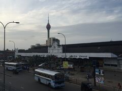 フォート地区を歩いた後「コロンボ・フォート駅」に、こじんまりとした駅でした。後ろに見えるのは建築中の「ロータス・タワー」というものらしいです。新しい街のシンボルになるんでしょうか。