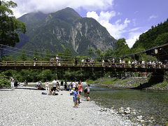 いよいよ上高地を歩きます。
まずは上高地といえば、河童橋。

後ろに見えているのは明神岳です。
定番といえば定番なのですが、今回のカメラ旅で撮りたかった一枚。
