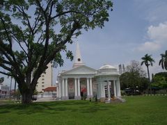 そこにはこのセントジョージ教会があります。1818年に建設された東南アジアで一番古いイギリス教会なのだとか。
この日は土曜日だったんだけど内部見学はできませんでした。