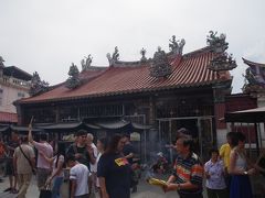 1801年に建てられた観音寺にやってきました。
表で線香を持ってお参りをする中華系の人たちがものすごく多くて煙がもくもくしています。