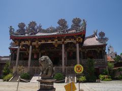 これがペナンで最も美しい中国寺院と言われている邸公司（クー・コンシー）１階というか土台の中にから入って見ます。