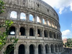 サンタ・マリア・マッジョーレ大聖堂から地下鉄B線カヴール駅まで歩いて・・・
そこから地下鉄を1駅乗り、コロッセオ駅で下車。

そしてどどーーん。
コロッセオのお出まし！

ローマに来て1週間。やっと見れました(笑)
コロッセオも今日は中へは入らずまずは外観を写真に収めてきました。