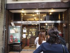 で、本能寺から少し歩いた所で目的の店到着なんですが・・・え？朝食で並ぶの？
もしかしたら生まれてこの方ウン十年、朝食の為に店に並ぶなんて初めてかもしれません。