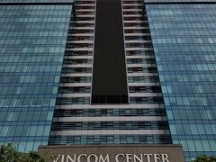 コロニアル様式の建物とは真逆の
「VINCOM CENTER」さん
経済発展の著しいベトナムのランドマーク
中はブランドショップなどが入っているらしいですが
あまり興味が無いのでパス(^_^;)