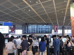 ターミナル内も人・人・人
まずはＷＩＦＩを借りに

今回韓国ではクーグルマップの徒歩バージョンが使えず
悪戦苦闘でした

後で調べてみると
韓国では「Ｎａｖｅｒ　Ｍａｐ」がいいみたいです