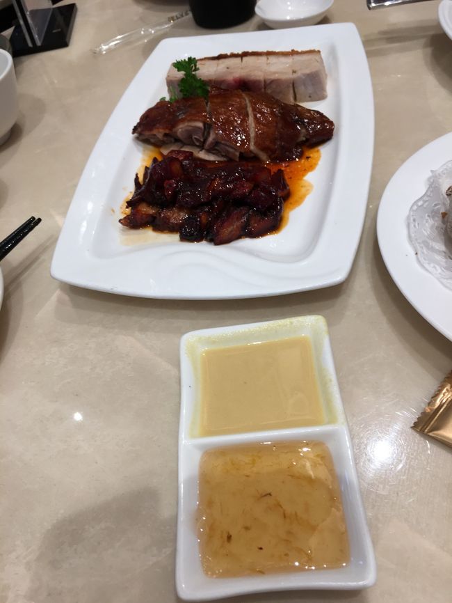 これは、手前から鶏、鴨、豚。<br />手前のソースを付けて食べるとまた美味しい。