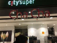シティスーパーでお惣菜を買って帰るために尖沙咀に戻りました。
まずはChaChaでソフトクリームをいただいて一休み。