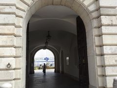 博物館になっている旧王宮に入ります。