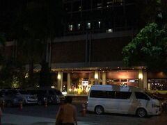 夕方ﾎﾃﾙに到着、ﾎﾃﾙは旧市街の西北の堀の外にある Chiang Mai Orchhid Hotel 設備はふるくなっていますが、由緒あるホテルです。
(ﾛﾋﾞ-壁面には天皇陛下御夫妻の写真が飾られてありました。)