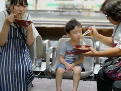 熱海駅では駅そば（立ち食いそば）で昼食にします。
「冷やし」もあります。
桜えび、生海苔の「あたみそば」470円は絶品だったらしいです（嫁談）。
わたしは「冷やしたぬき」です。