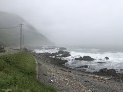 天候が絶望的な今日の一番の楽しみは、黄金道路となった
黄金道路とは、えりも町庶野地区から広尾町までの長大トンネルが連続する区間のことで、海に直に落ち込む切り立った絶壁をなんとか道路を通したことで、黄金を敷きつめるような巨額が投じられたことに由来する
中でも最長のえりも黄金トンネルは、４９４１メートルあり、道内では最長のトンネルとなる、トンネル内部も湿潤で霧がかっており、注意深い運転が求められた