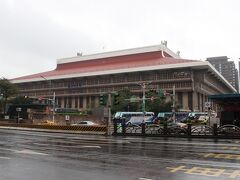 雨の中の台北駅。

