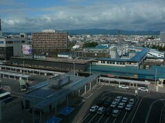 あおもり駅奥に新幹線が通る効果が見えます