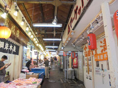 まずは駅前の三角市場に行きました。
シャッターが降りていたテナントは既に閉店したのかな？市場に10時前じゃ遅すぎた？