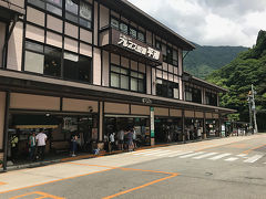 緑いっぱいの上高地を後にして
午後はお隣、岐阜県の高山へ移動します。
上高地からは平湯バスターミナルで
濃飛バスターミナル行きのバスに乗り換えます。