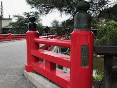 高山といえば春と秋の高山祭が有名。
春はこの中橋を山車が曳かれている写真が有名です。