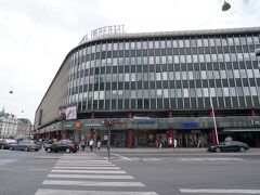 コペンハーゲンの宿泊は、Imperial Hotel。中央駅の一つ先Vesterpot駅の前。
道路を挟んだ手前右が駅の入り口。アクセス抜群でした。