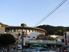 「南部ターミナル」駅に着いたのが、18:25・・・。はい、開演してしまいますね。でも必死に坂を急いで、階段を駆け上がって、芸術の殿堂の最上階に行ってしまい、警備員さんに「１階だよ、階段を下りて！」と教わり、オペラハウスのチケットを受け取ったのが18:40。扉の前には、同じく遅れてしまった方が１０名以上。

係りの方が座席表を見せながら「あなたの座席は後ろから〇列目の通路から〇番目ですからね」
私「舞台の途中で入って、連れて行ってくださるのですか？」
係りの方「自力で行ってください。今行くようにと指示するので」

18:45に合図があり、扉が開いてみんな一斉に座席へ。申し訳ありません、と背中をかがめながら席につきました。

舞台上では、シン・ヨンスクさん演じるジョシアナがソロで盛り上がっています。