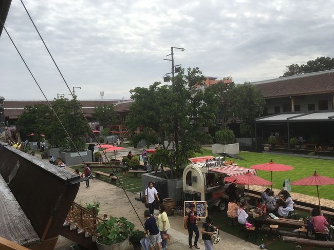 2階は登れる場所と登れない場所があり、なぜかここは登れます、上から見た風景。