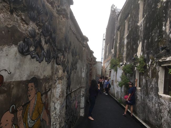 はい、FBに載せる為にタイの若者に大人気のようで、みんなの持ってるカメラは本格的です。