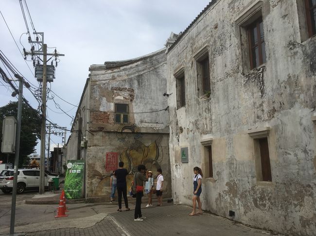 ここが入り口です、右へ曲がります、入場料ありません外国人もただです。