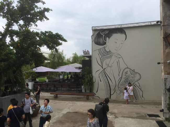 大きいな絵の壁画で迎え、みんなはおのおの写真撮ったりして忙しいです。