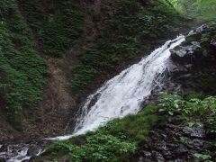 日光東照宮裏の滝尾神社の境内にある落差５メートルの小さな滝。