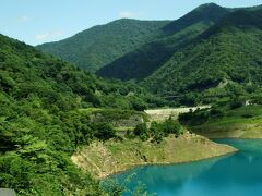 四万温泉の一番奥に位置しています。四万川上流のダムにたまったダム湖、水は綺麗なコバルトブルー。近くに立ち寄り温泉もあります。