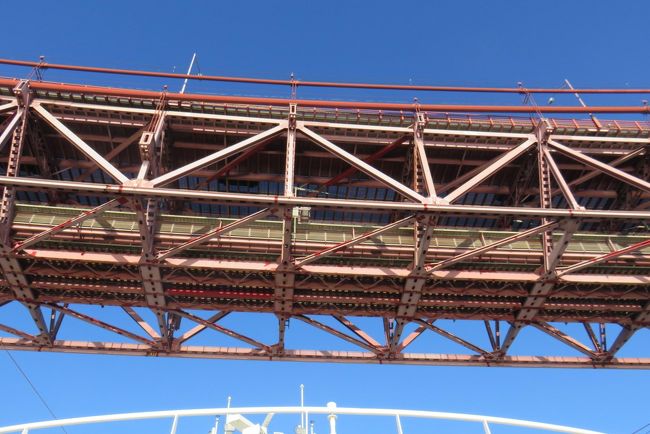 ４月２５日橋です。<br />ここをくぐると、”リスボンに来た。”と心が、うきうきします。