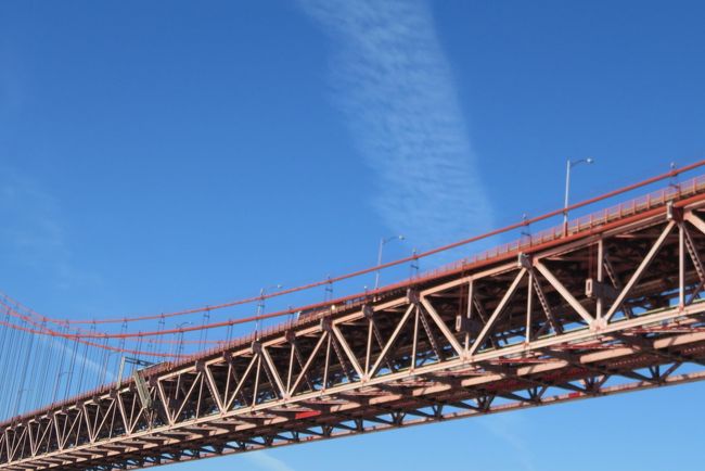 ４月２５日橋です。<br />ここをくぐると、”リスボンに来た。”と心が、うきうきします。