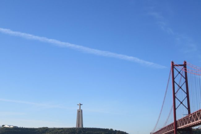 橋の向こうに、クリスト・レイが見えます。