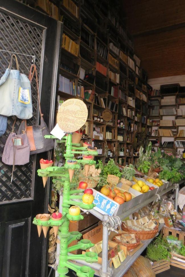 本屋さんに、野菜も、小物も売られています。