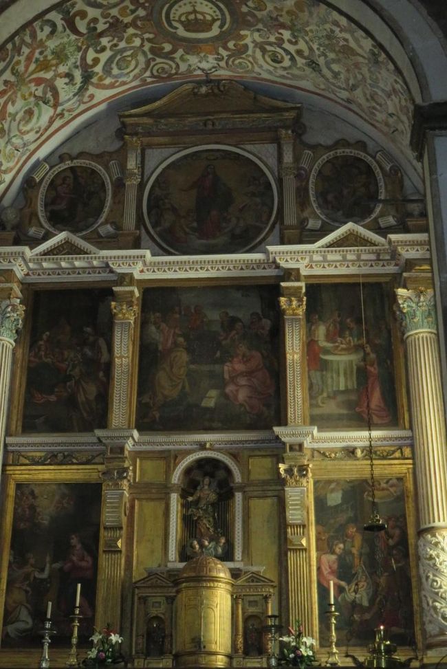 サンタ・マリア教会です。<br />内部です。