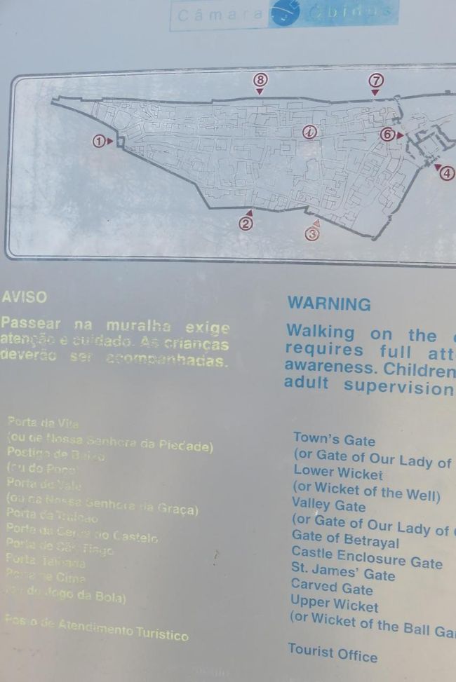 ポサーダ・ド・カストロ　の、城壁の案内版です。<br />