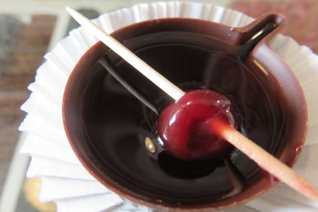 オビドスのジンジャです。<br />チョコレートのカップに、ジンジャをそそぎ、その中に、サクランボが１個入っています。