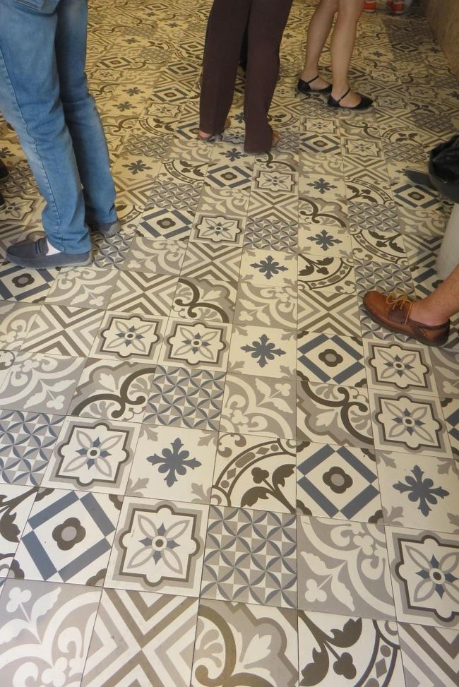 カフェの床も、素敵な、タイルです。